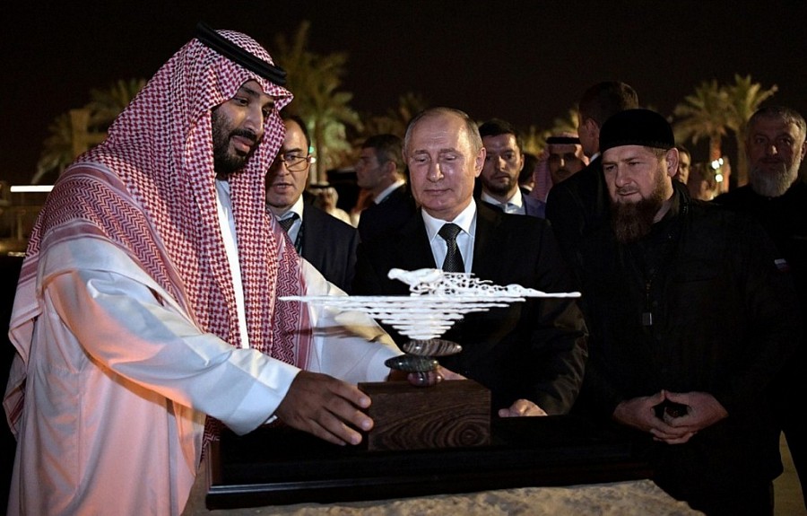 Владимир Путин подарил наследному принцу Саудовской Аравии изделие из бивня мамонта, выполненное проектом «Notivory»